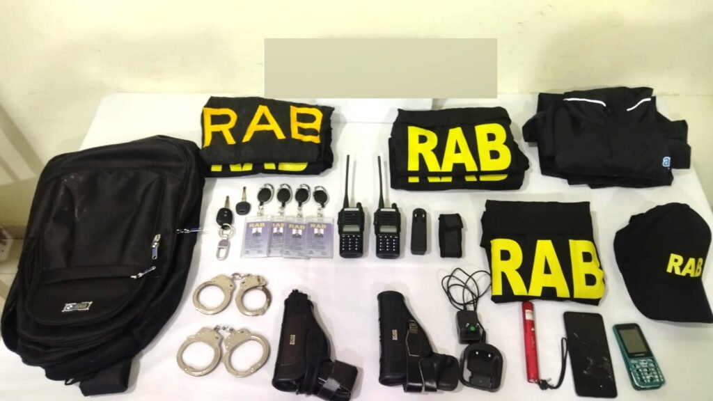 ফরিদপুরে র্যাব পরিচয়ে ডাকাতি: পাঁচজন গ্রেফতার, উদ্ধার জাল সরঞ্জাম ও মাইক্রোবাস