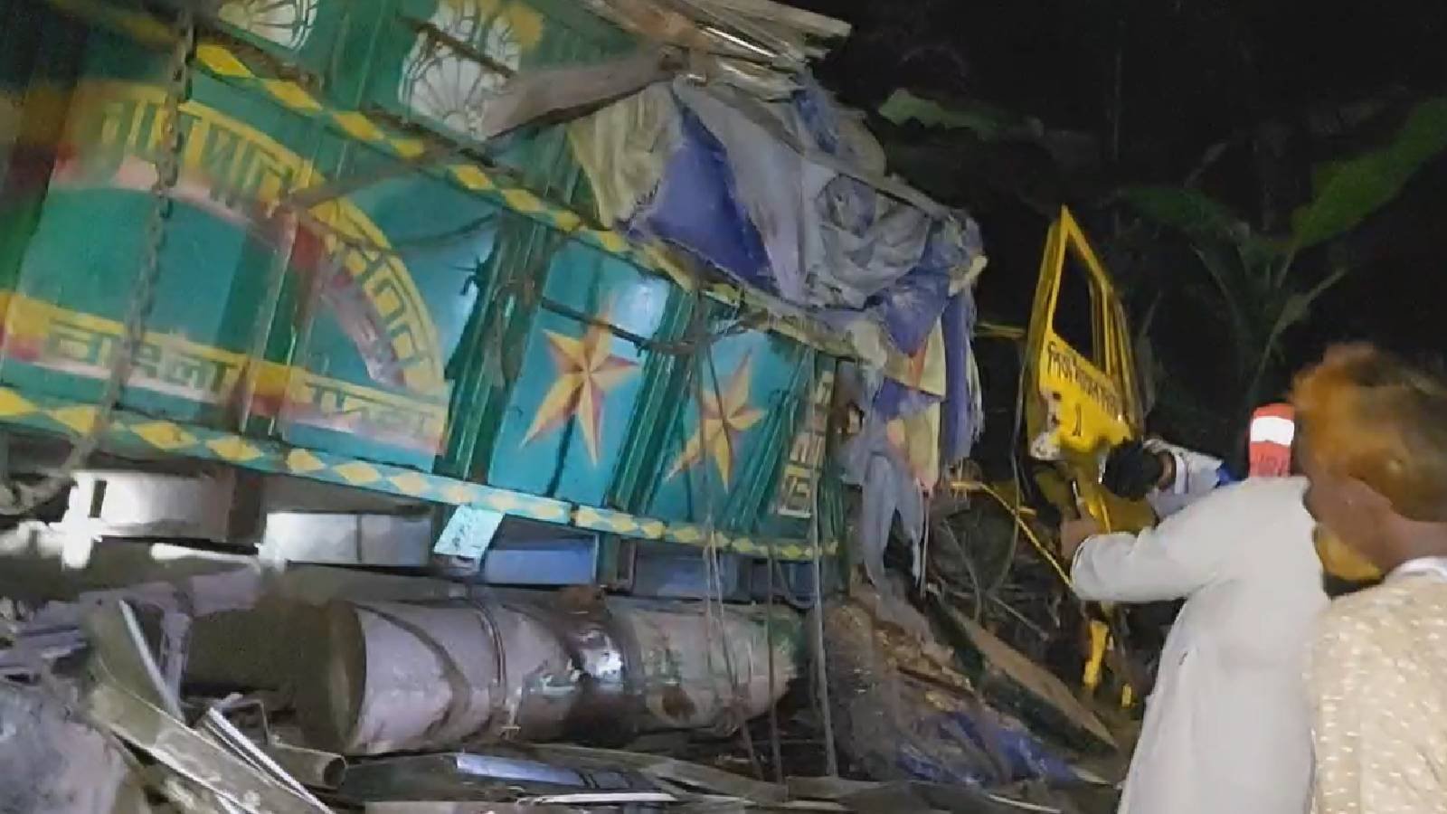 খুলনায় রেলক্রসিং দুর্ঘটনা: ট্রেন-ট্রাক সংঘর্ষে নিহত ১, রেল যোগাযোগ বন্ধ