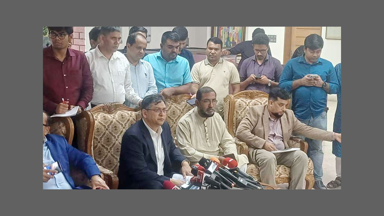 ঐকমত্য কমিশনের সংবাদ সম্মেলনে সালাহউদ্দিন আহমেদের ক্ষুব্ধ প্রতিক্রিয়া