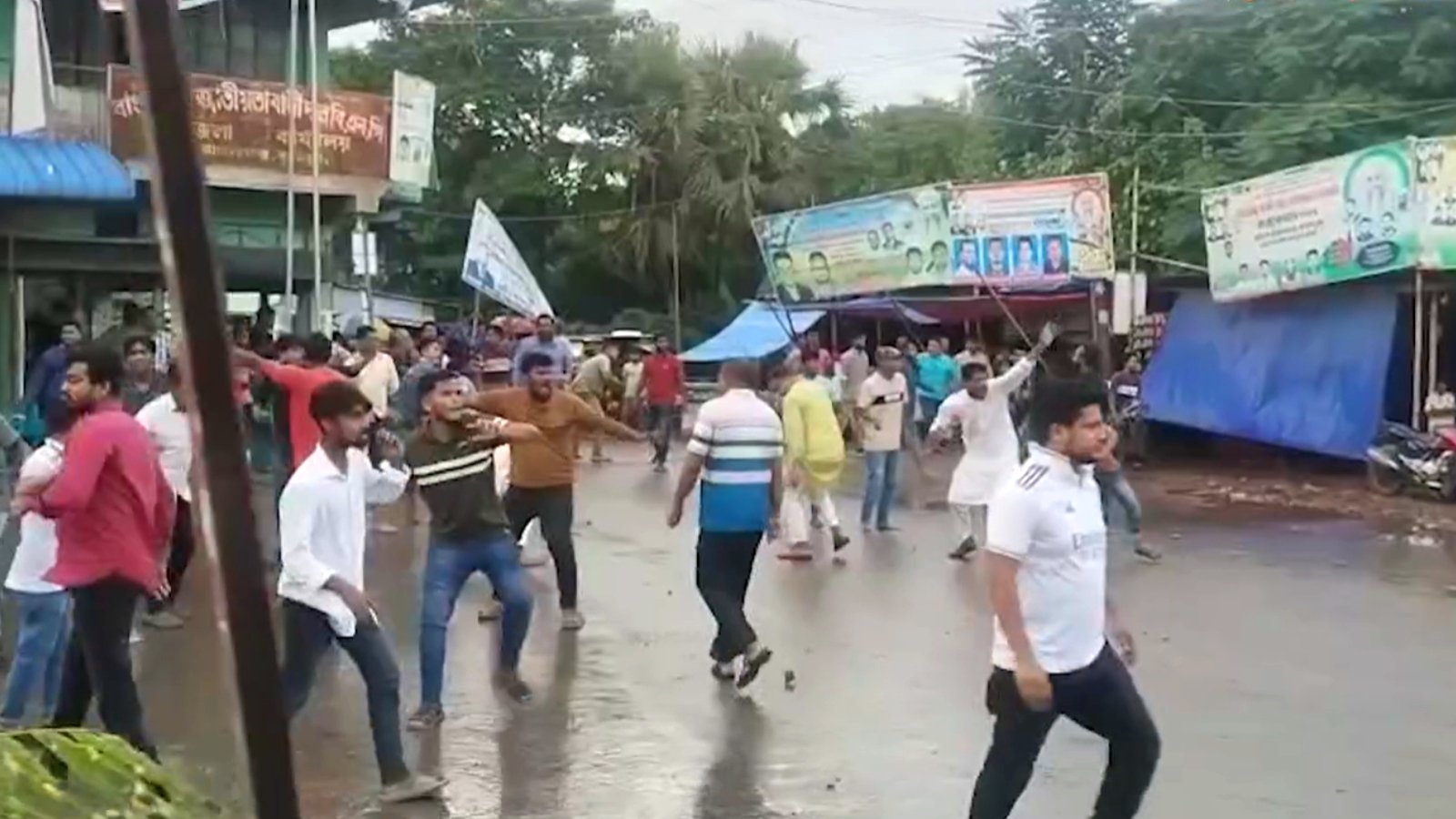 মুরাদনগরে উপদেষ্টার অনুসারী ও বিএনপির সংঘর্ষে সাংবাদিকসহ আহত ৩০