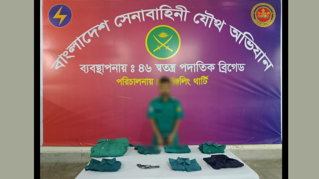কলাবাগানে পুলিশের পোশাকে চাঁদাবাজি, সেনা অভিযানে গ্রেফতার ‘ছদ্মবেশী বাবু’