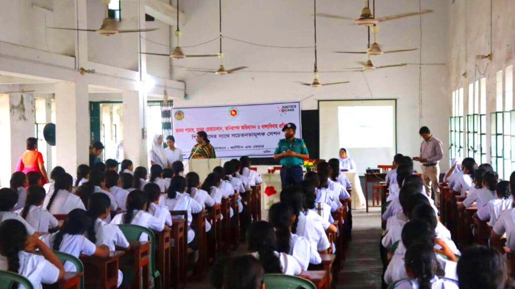 শিক্ষার্থীদের সাথে কেএমপি পুলিশের মানব পাচার ও বাল্যবিবাহ প্রতিরোধ সভা