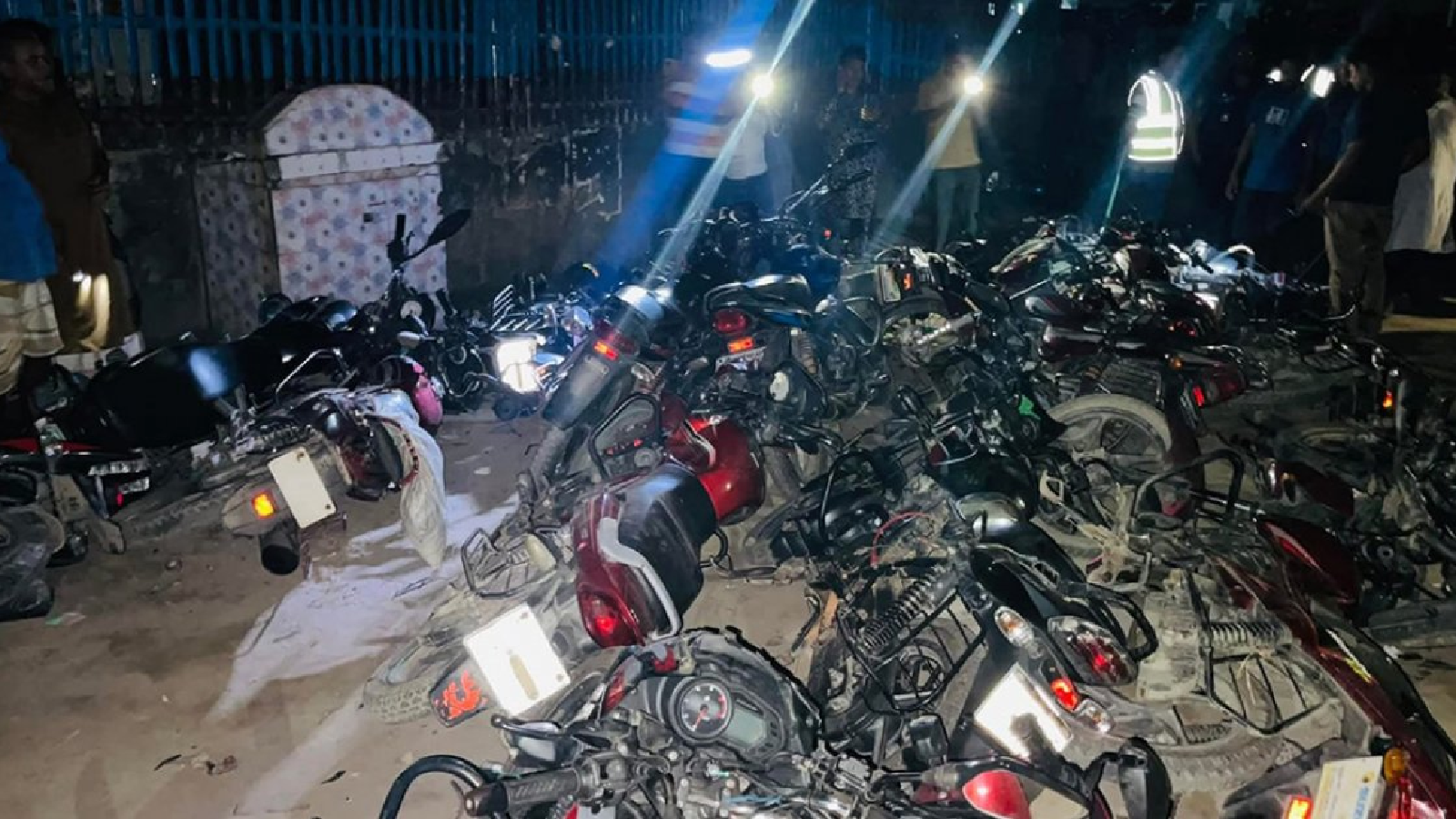 খানসামায় বিএনপির দুই পক্ষের সংঘর্ষে আহত অন্তত ২০, ভাঙচুর অর্ধশতাধিক মোটরসাইকেল