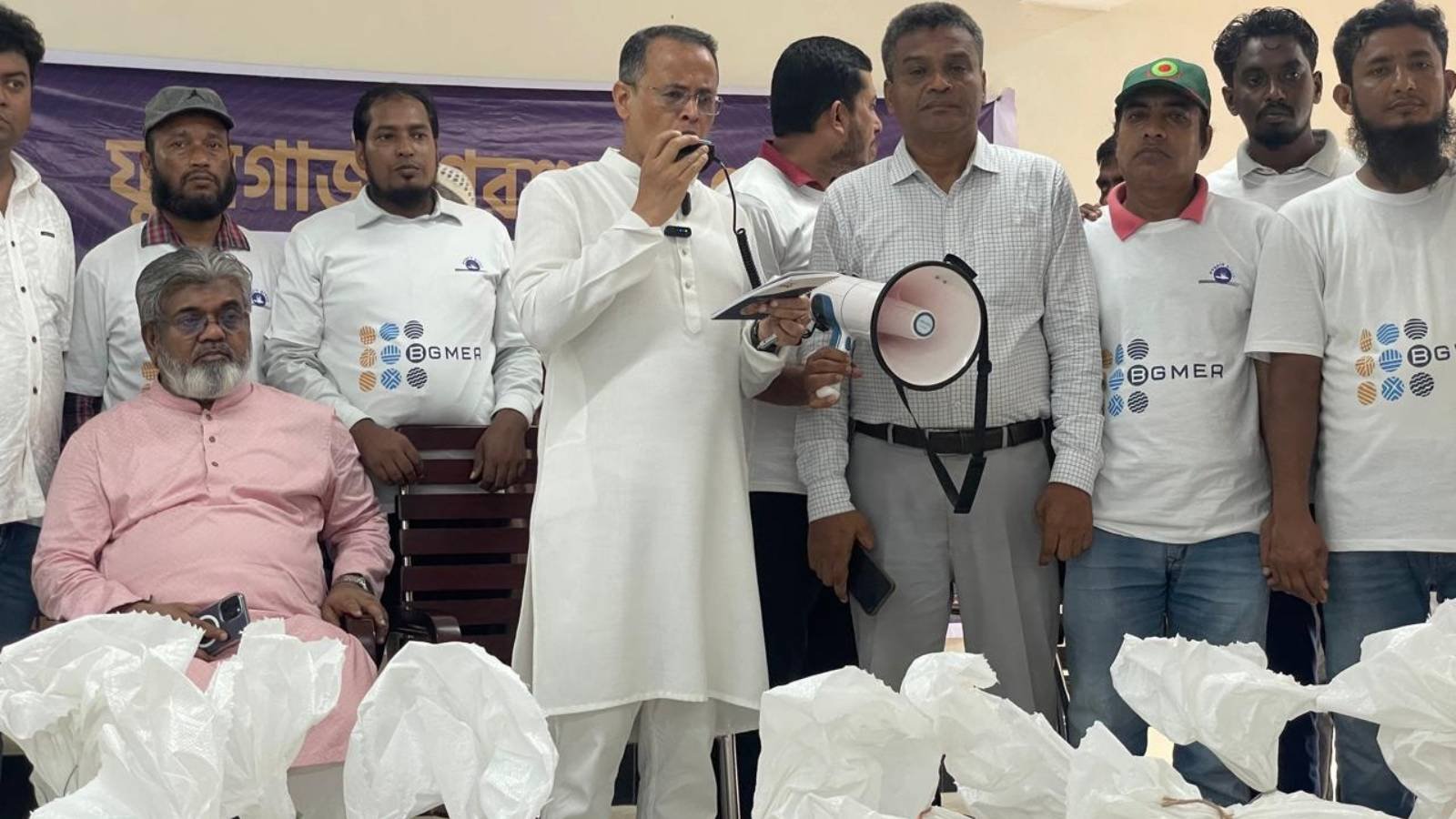 বন্যার্তদের পাশে বিজিএমইএ: ফেনীর দুই উপজেলায় ৫০০ পরিবারকে ত্রাণ বিতরণ