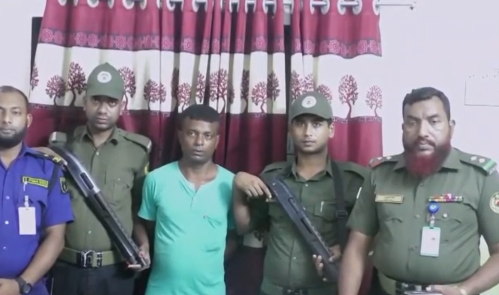 আনসারের বিশেষ অভিযানে ভারতীয় ট্রাকচালকের কাছ থেকে ২০টি বাংলাদেশি পাসপোর্ট জব্দ