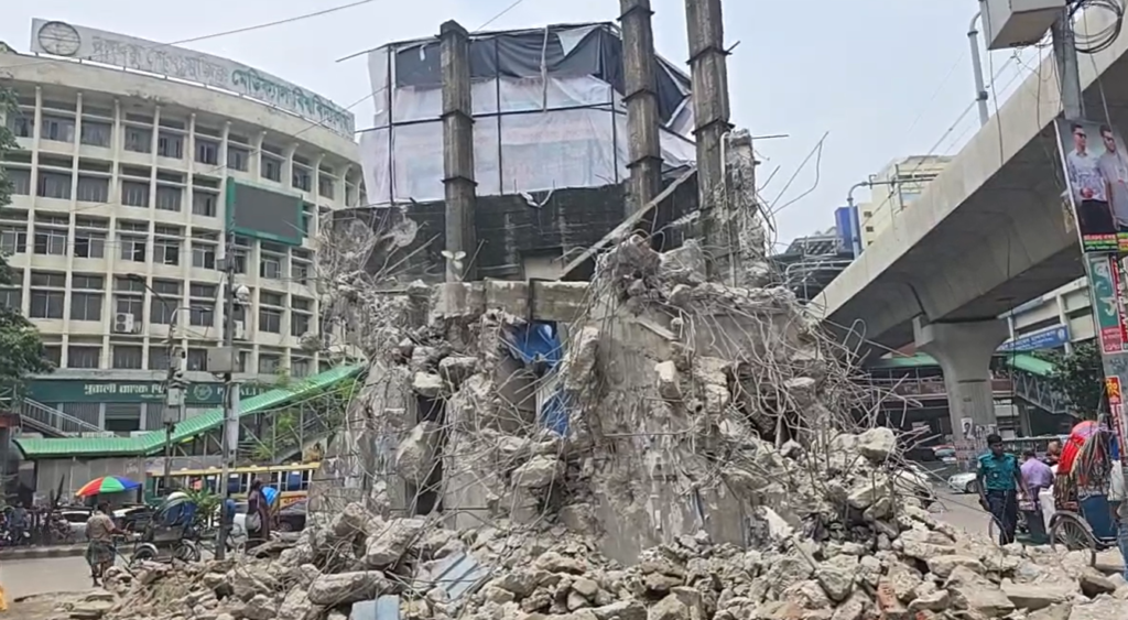 শাহবাগের ত্রিকোণাকৃতির বিলবোর্ড ভেঙে ‘জুলাই মনুমেন্ট’ নির্মাণের প্রস্তুতি