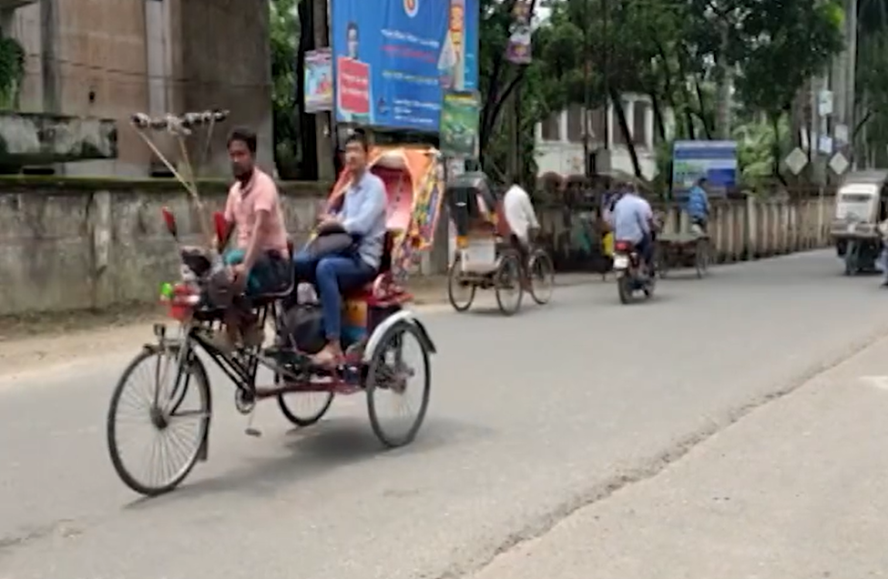 গোপালগঞ্জে কারফিউ শিথিল: তিন ঘণ্টার স্বস্তিতে শহরে কিছুটা প্রাণচাঞ্চল্য