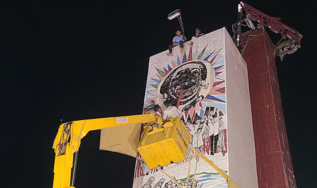 রংপুরে ‘অর্জন’ ম্যুরালে বঙ্গবন্ধুর ছবি স্প্রে করে মুছে দিলেন আহত আন্দোলনকারী শিক্ষার্থীরা