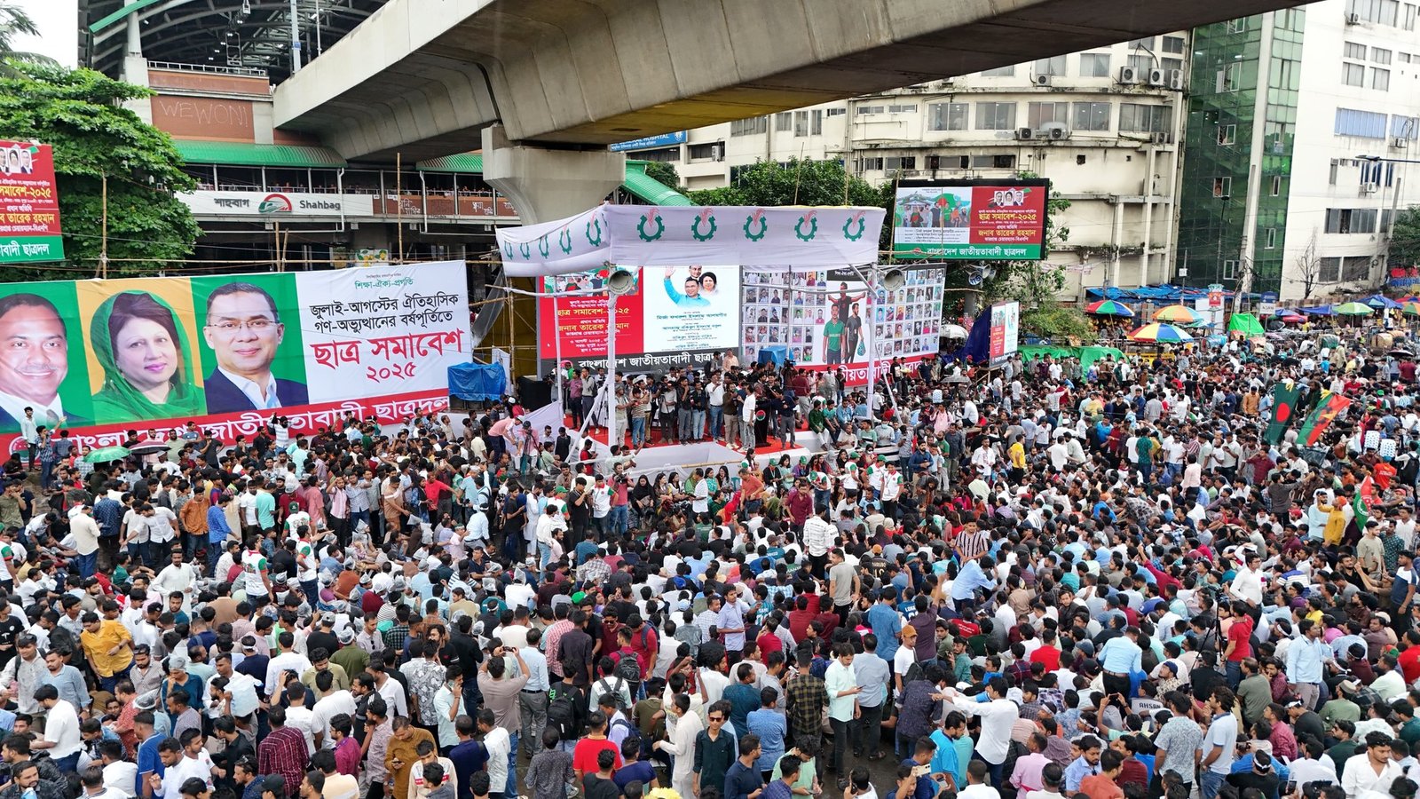 শাহবাগে ছাত্রদলের সমাবেশে নেতাকর্মীদের জড়ো হওয়ার ঢল