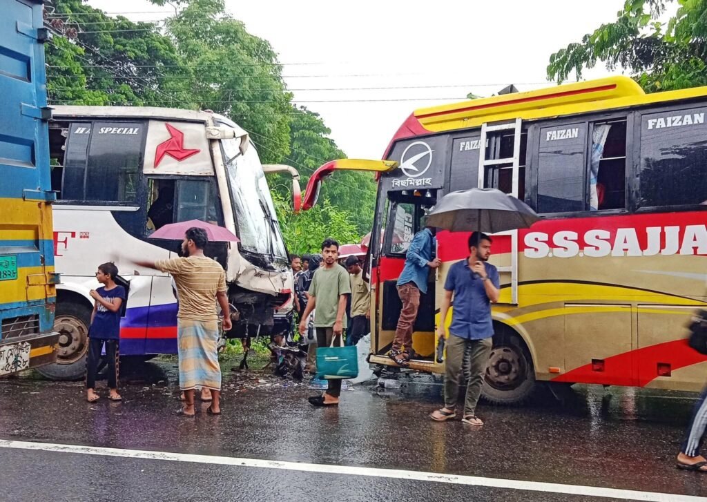 চট্টগ্রামে বিজিসি ট্রাস্ট ইউনিভার্সিটির বাস ও হানিফ পরিবহনের সংঘর্ষ