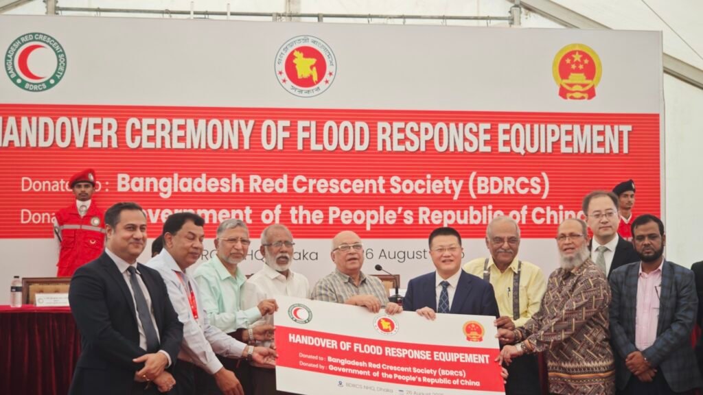 চীনা রাষ্ট্রদূত ইয়াও ওয়েনের নেতৃত্বে বাংলাদেশে চীনা বন্যা সামগ্রী প্রদান
