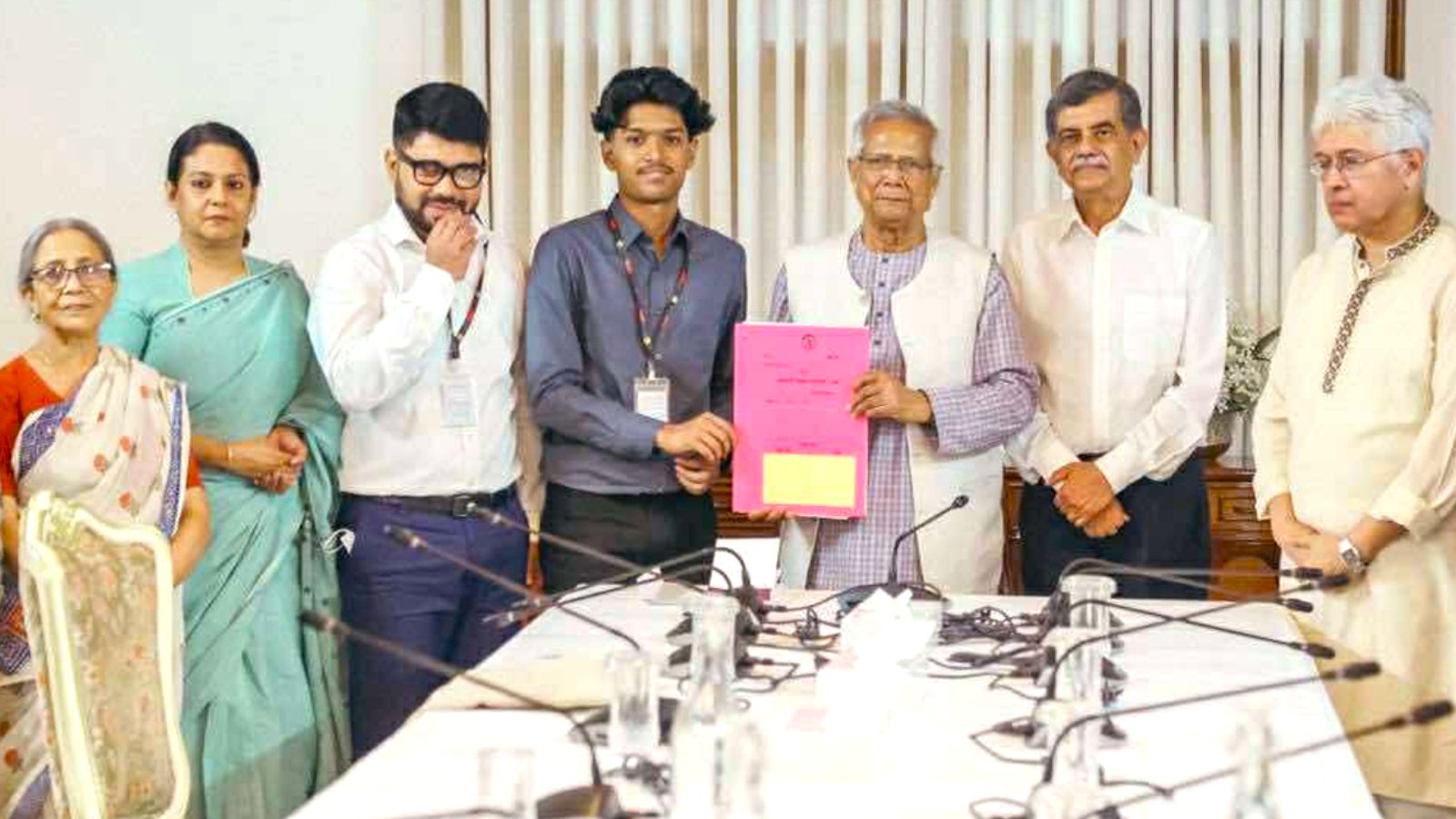 সাগর-রুনির সন্তান মাহির সরওয়ার মেঘকে পূর্বাচলে জমির দলিল হস্তান্তর করেছেন প্রধান উপদেষ্টা