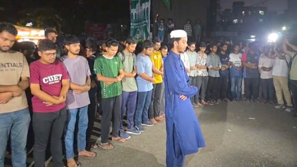 চট্টগ্রামে গায়েবানা জানাজা, শিক্ষার্থীদের দাবি— সরকারের ‘অকাল মৃত্যু’ ঘটেছে
