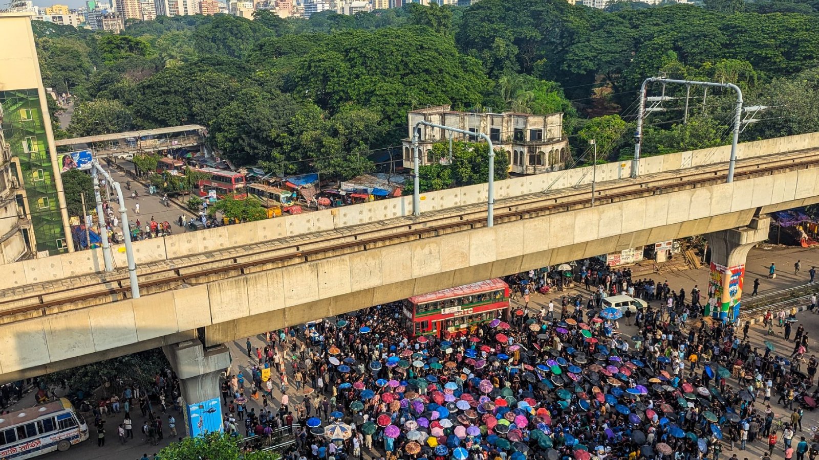 তিন দফা দাবিতে শাহবাগ মোড়ে অবরোধ, বুয়েট শিক্ষার্থীদের আন্দোলন অব্যাহত
