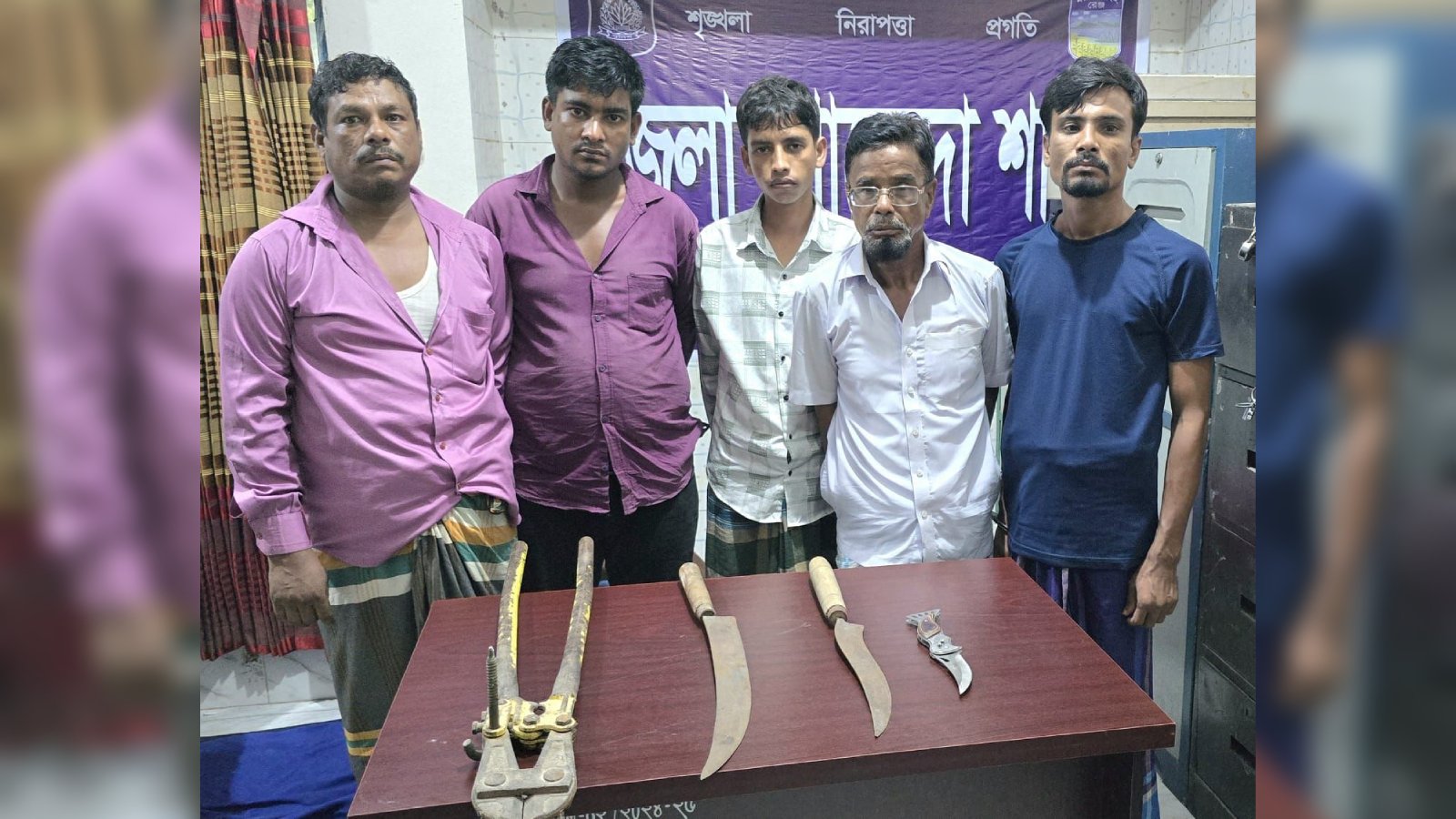জামালপুরে ডাকাতির প্রস্তুতিকালে পাঁচ ডাকাত আটক, দেশীয় অস্ত্র উদ্ধার