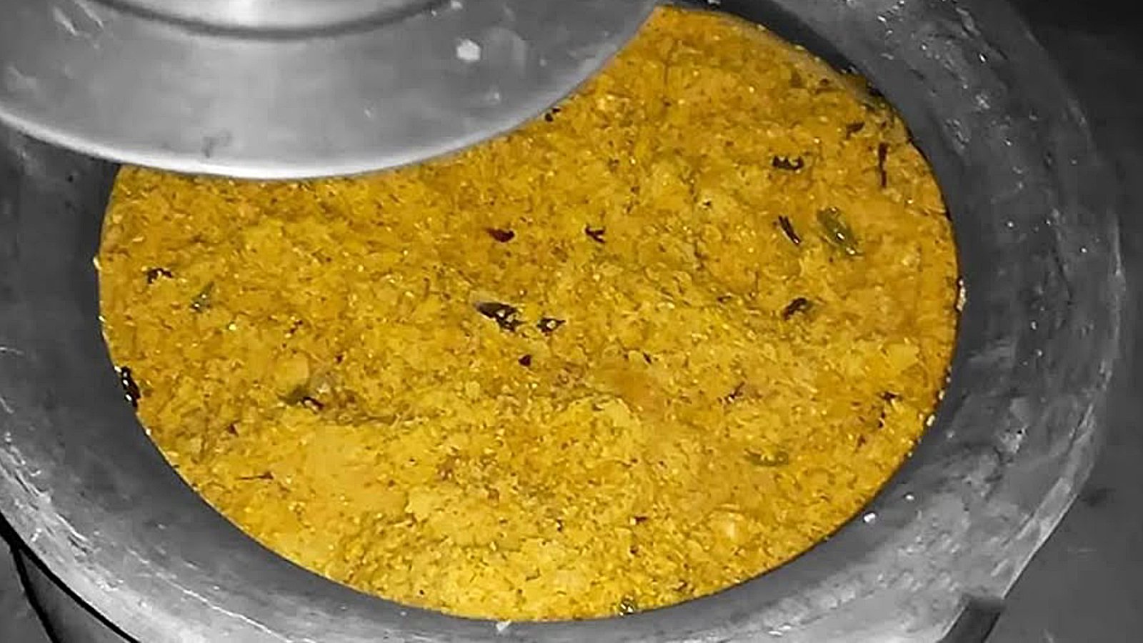 বঙ্গবন্ধুর স্মরণে কাঙালি ভোজ , খিচুড়ি নিয়ে গেল পুলিশে