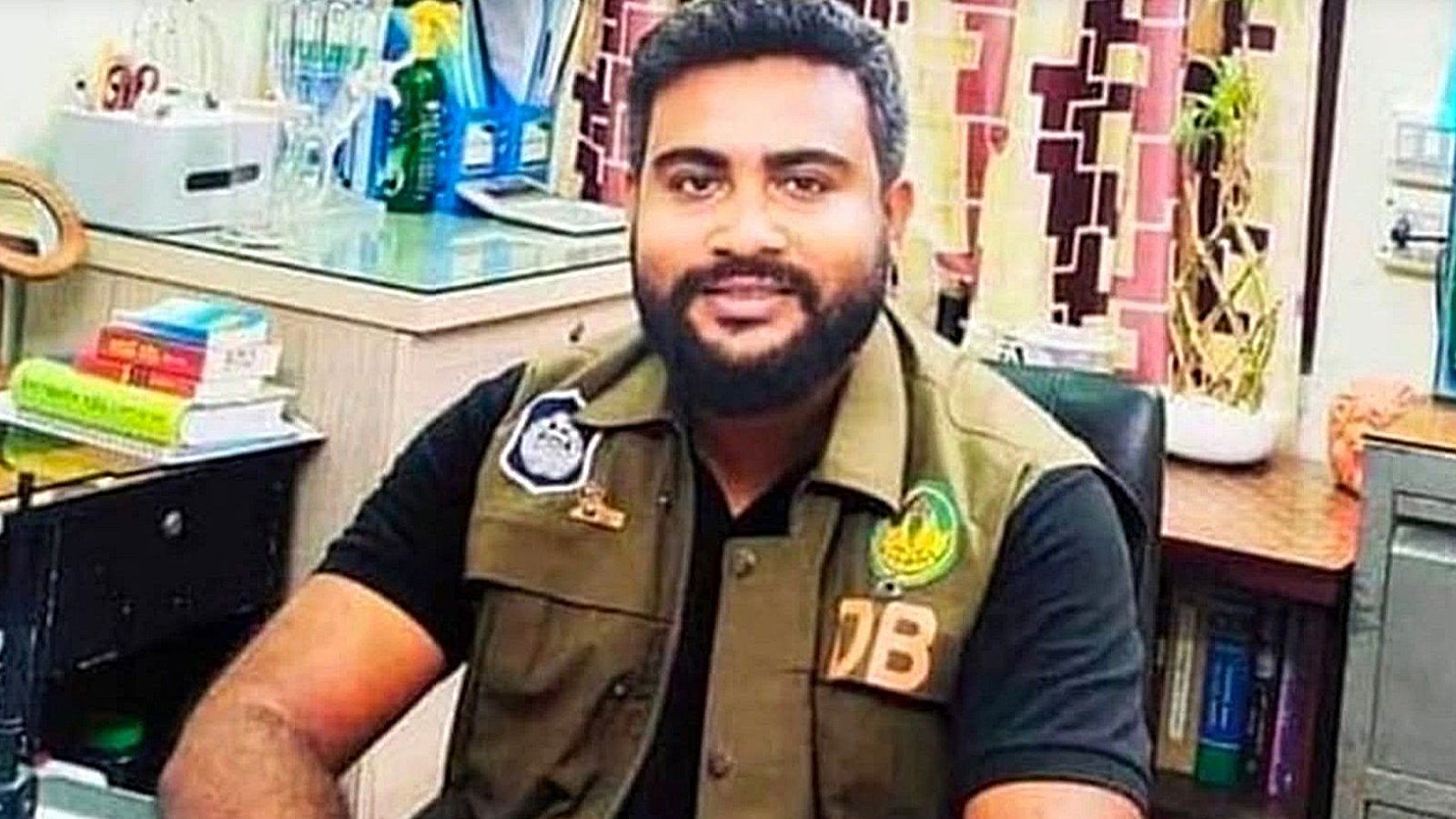 রাজশাহীতে গণপিটুনির পর সাবেক ডিবি হাসান গ্রেপ্তার