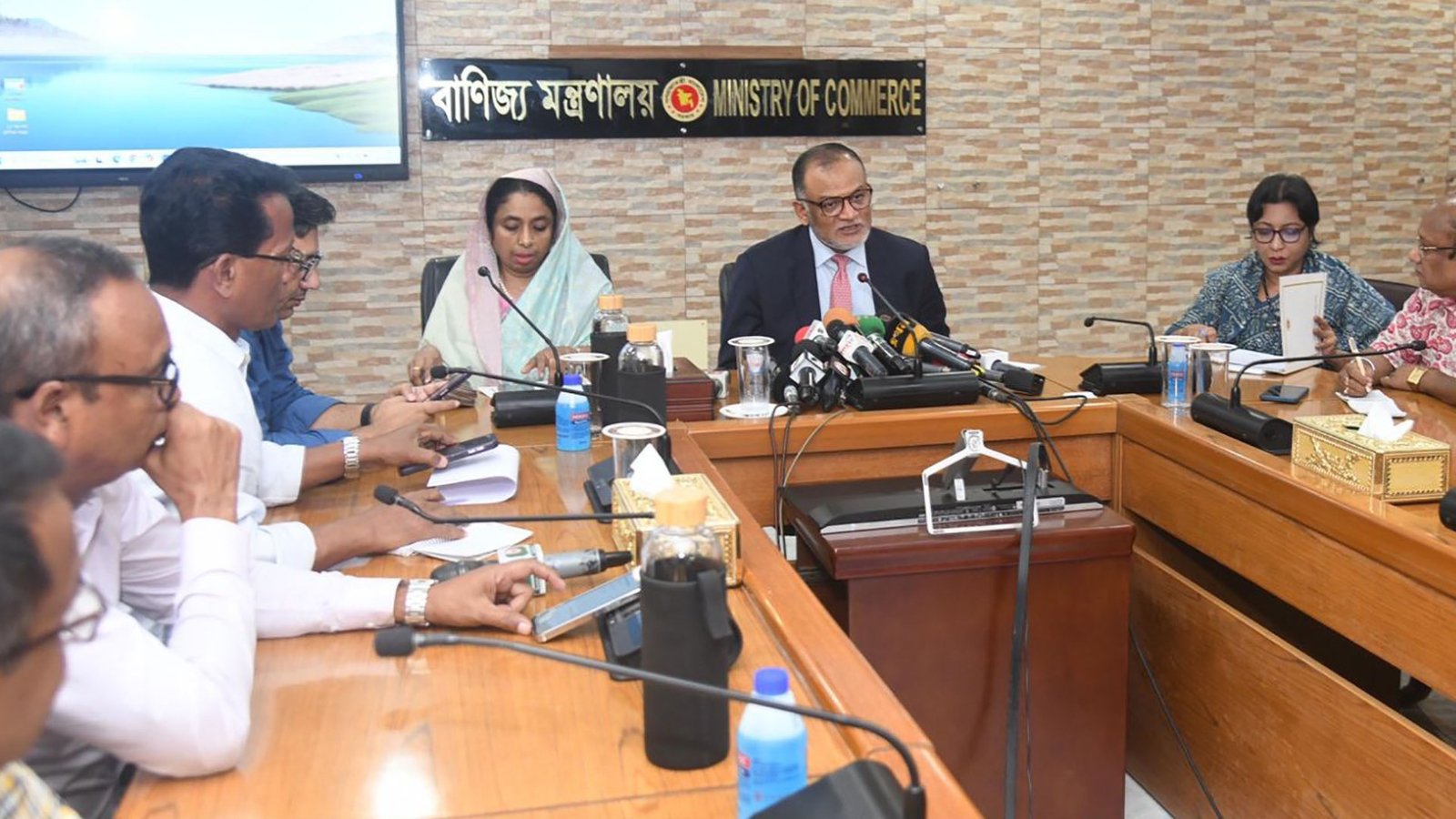 সরকার এয়ার টিকিটের অস্বাভাবিক মূল্য বৃদ্ধি নিয়ন্ত্রণে কার্যকর পদক্ষেপ নিয়েছে