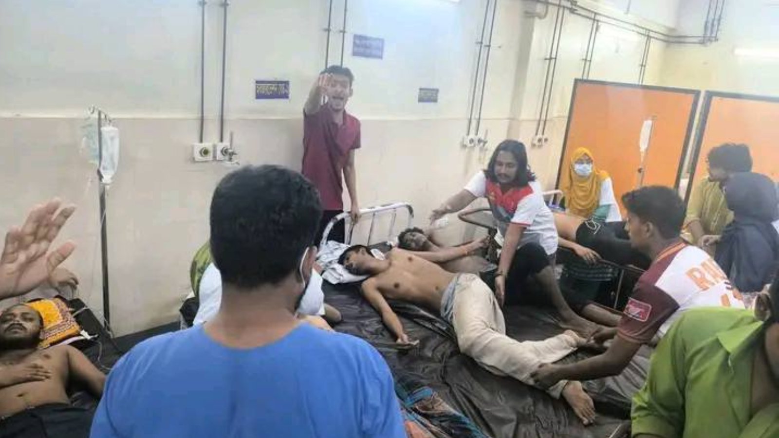 চবিতে শিক্ষার্থী-এলাকাবাসী সংঘর্ষ, আহত ৬০, পরীক্ষা স্থগিত