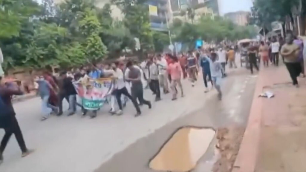 ধানমন্ডিতে মিছিল করল আওয়ামী লীগ, ককটেল বিস্ফোরণের খবর