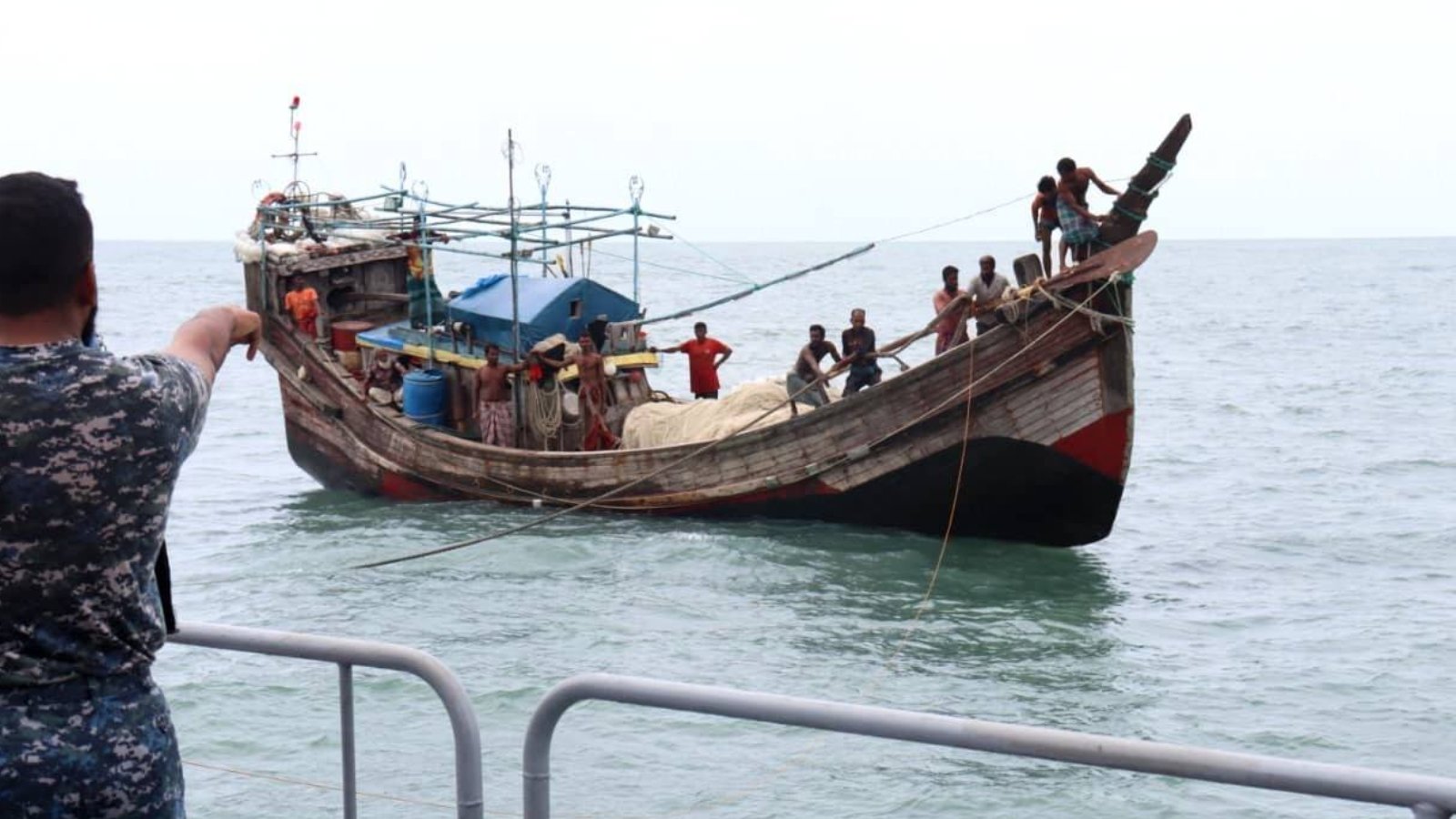 দুই দিন সাগরে ভাসমান ১২ জেলেকে উদ্ধার করল নৌবাহিনী