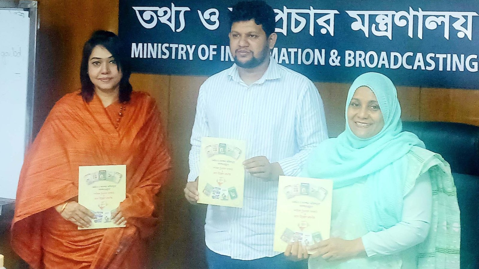 ডিএফপির গবেষণাপত্রের মোড়ক উন্মোচন করলেন তথ্য ও সম্প্রচার উপদেষ্টা