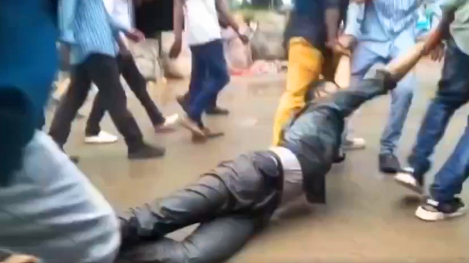 গাজীপুরে পুলিশের সামনে সাংবাদিক আনোয়ারের ওপর চাঁদাবাজদের নির্মম নির্যাতন