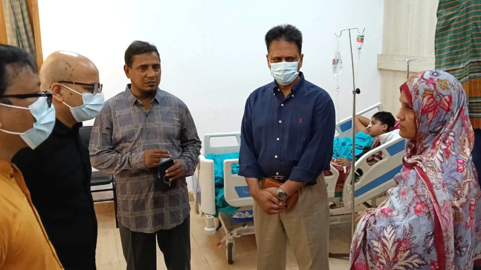 বুয়েট শিক্ষার্থী শাদিদের চিকিৎসার খোঁজ নিলেন প্রধান উপদেষ্টার দুই প্রতিনিধি