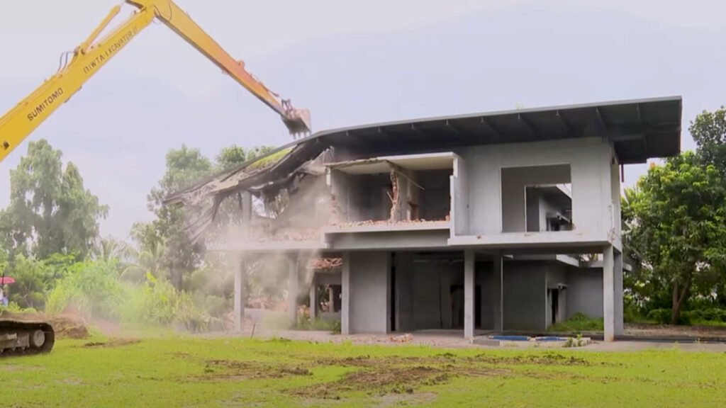 কেরানীগঞ্জে বুড়িগঙ্গা তীর দখলমুক্ত অভিযানে সাবেক প্রতিমন্ত্রীর বাগানবাড়ি উচ্ছেদ