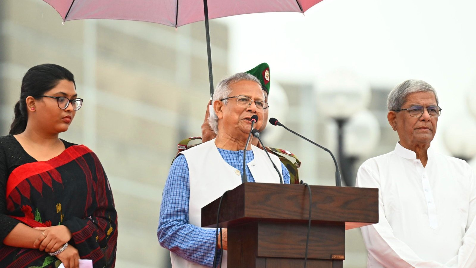 জাতীয় নেতাদের সামনে প্রফেসর ইউনূসের হাতে জুলাই ঘোষণাপত্রের আনুষ্ঠানিক পাঠ