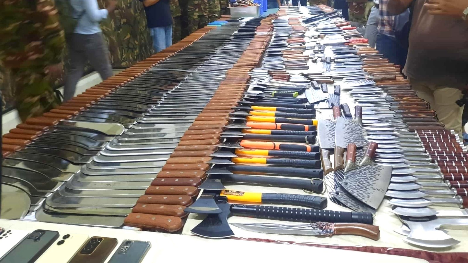 নিউ মার্কেটে ১১০০ ধারালো অস্ত্র উদ্ধার, ৯ দোকান কর্মচারীর ৩ দিনের রিমান্ড