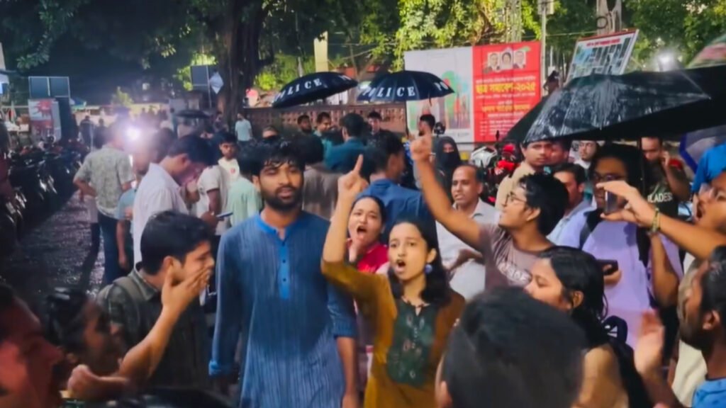 শিবির ও বামপন্থীদের মধ্যে টিএসসিতে বিক্ষোভ