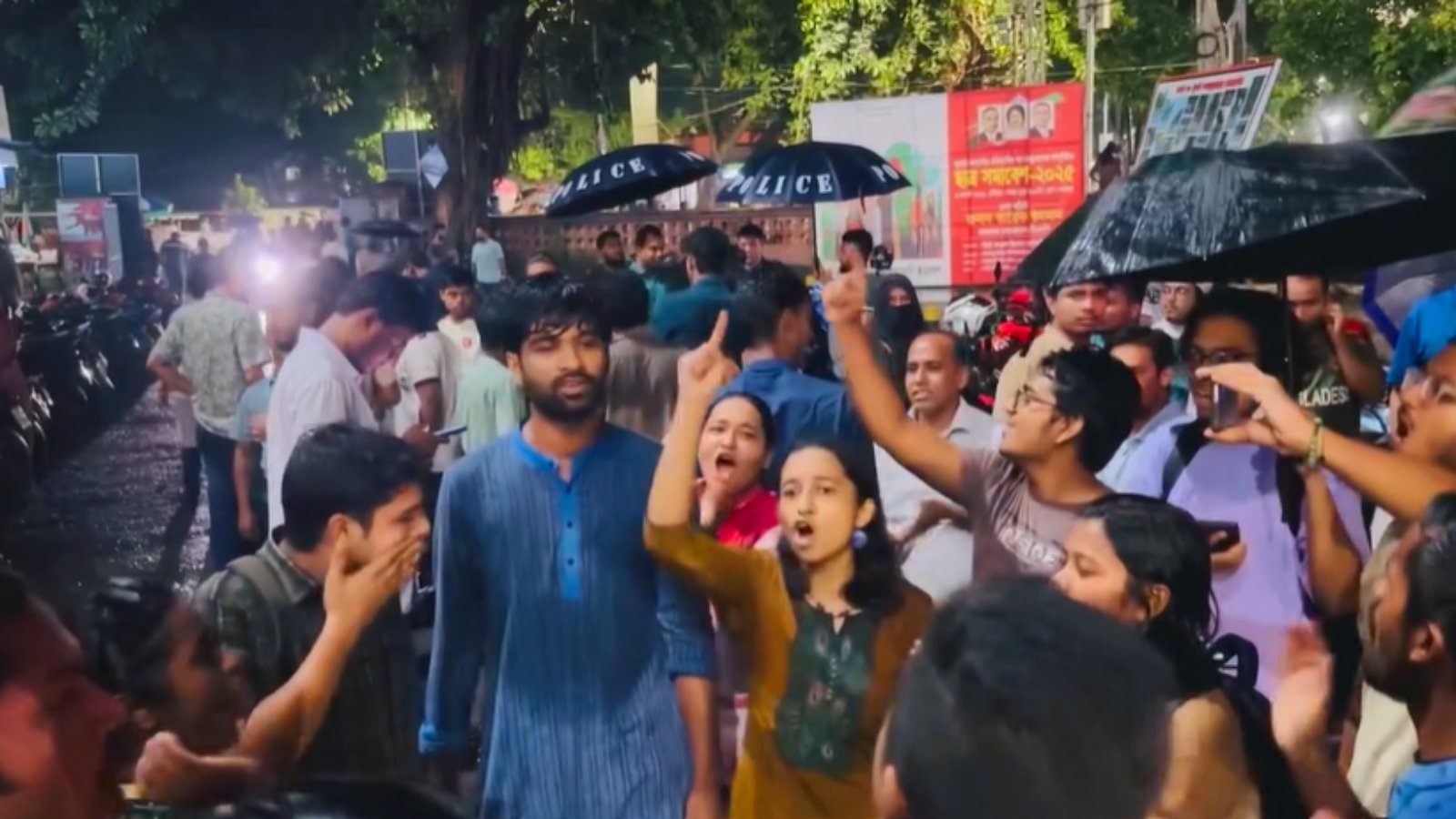 শিবির ও বামপন্থীদের মধ্যে টিএসসিতে বিক্ষোভ