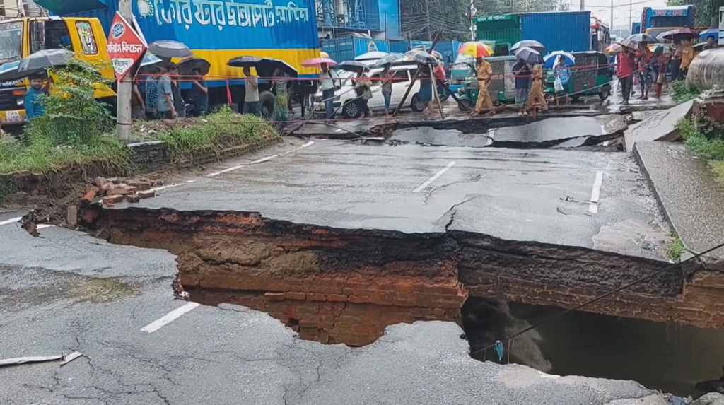 চট্টগ্রামে সেতু ভেঙে দুই ভাগ, যানজটে নাকাল জনজীবন