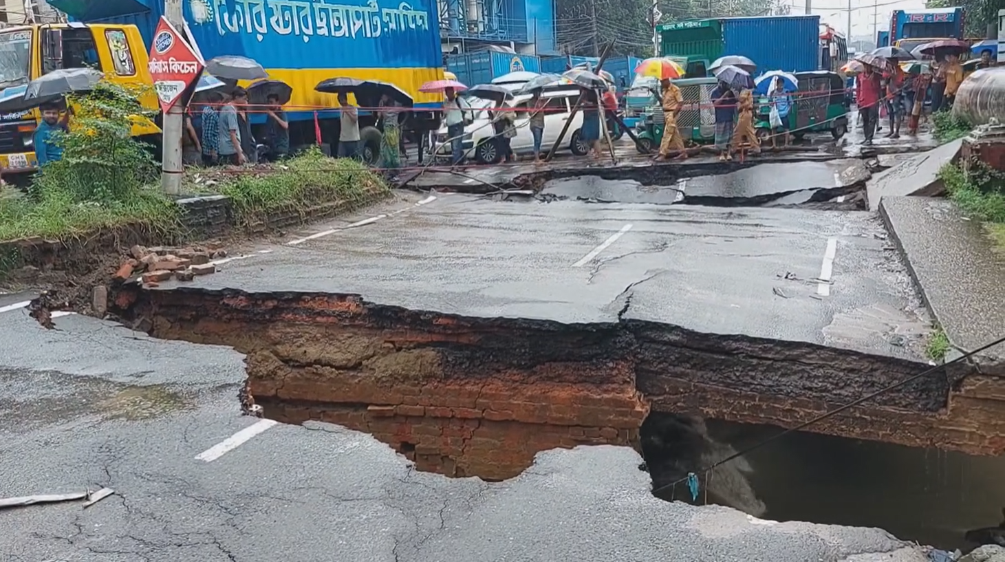 চট্টগ্রামে সেতু ভেঙে দুই ভাগ, যানজটে নাকাল জনজীবন