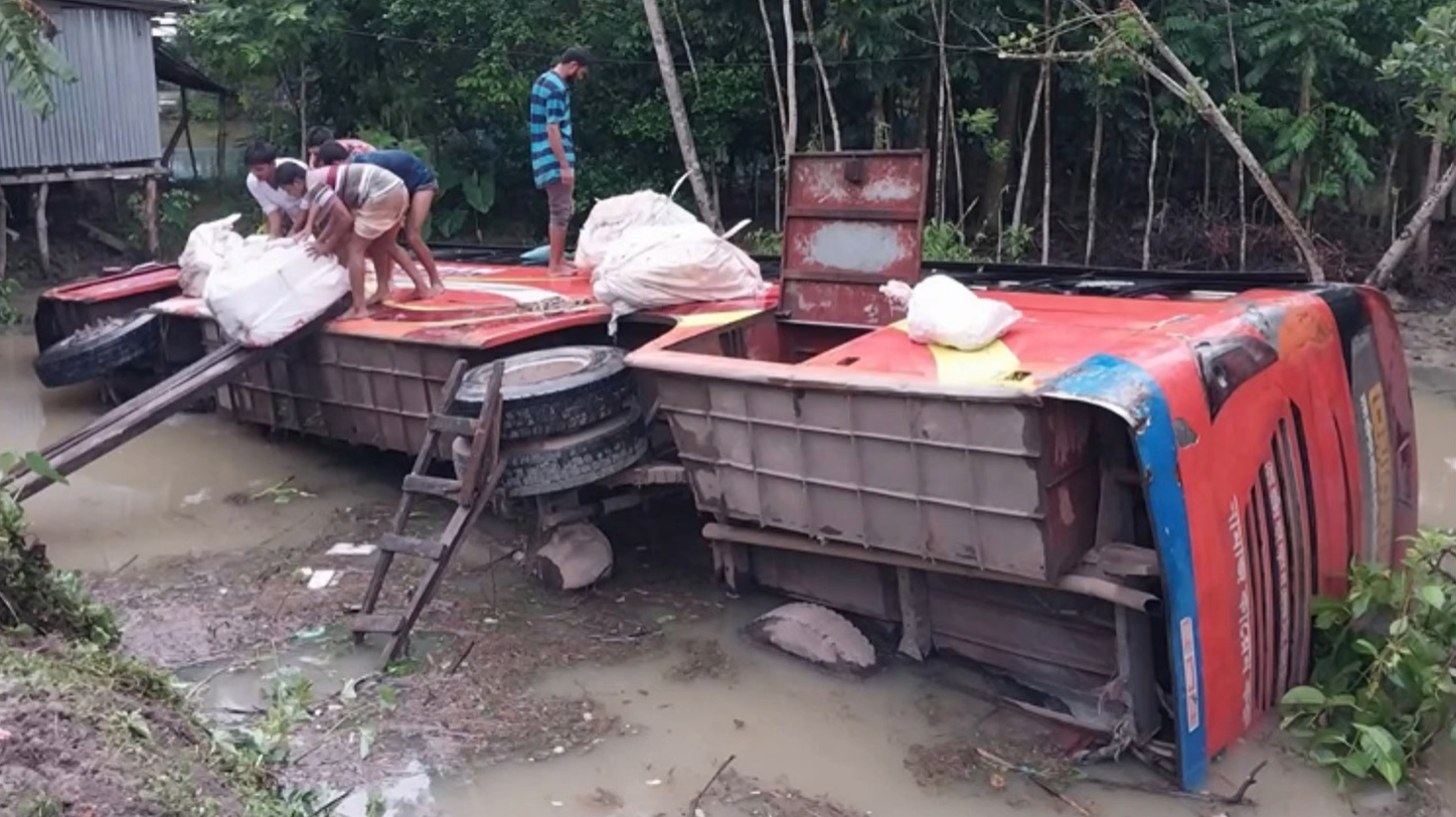 বাউফলে যাত্রীবাহী বাস পুকুরে, আহত ১০