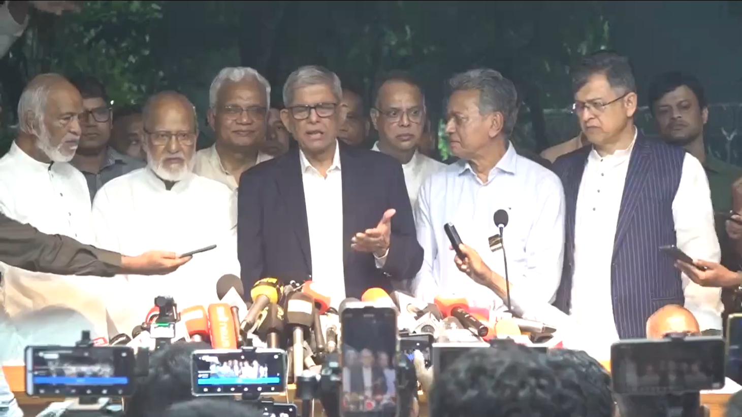 ফেব্রুয়ারিতেই হবে জাতীয় নির্বাচন: প্রধান উপদেষ্টার সঙ্গে বৈঠক শেষে মির্জা ফখরুল