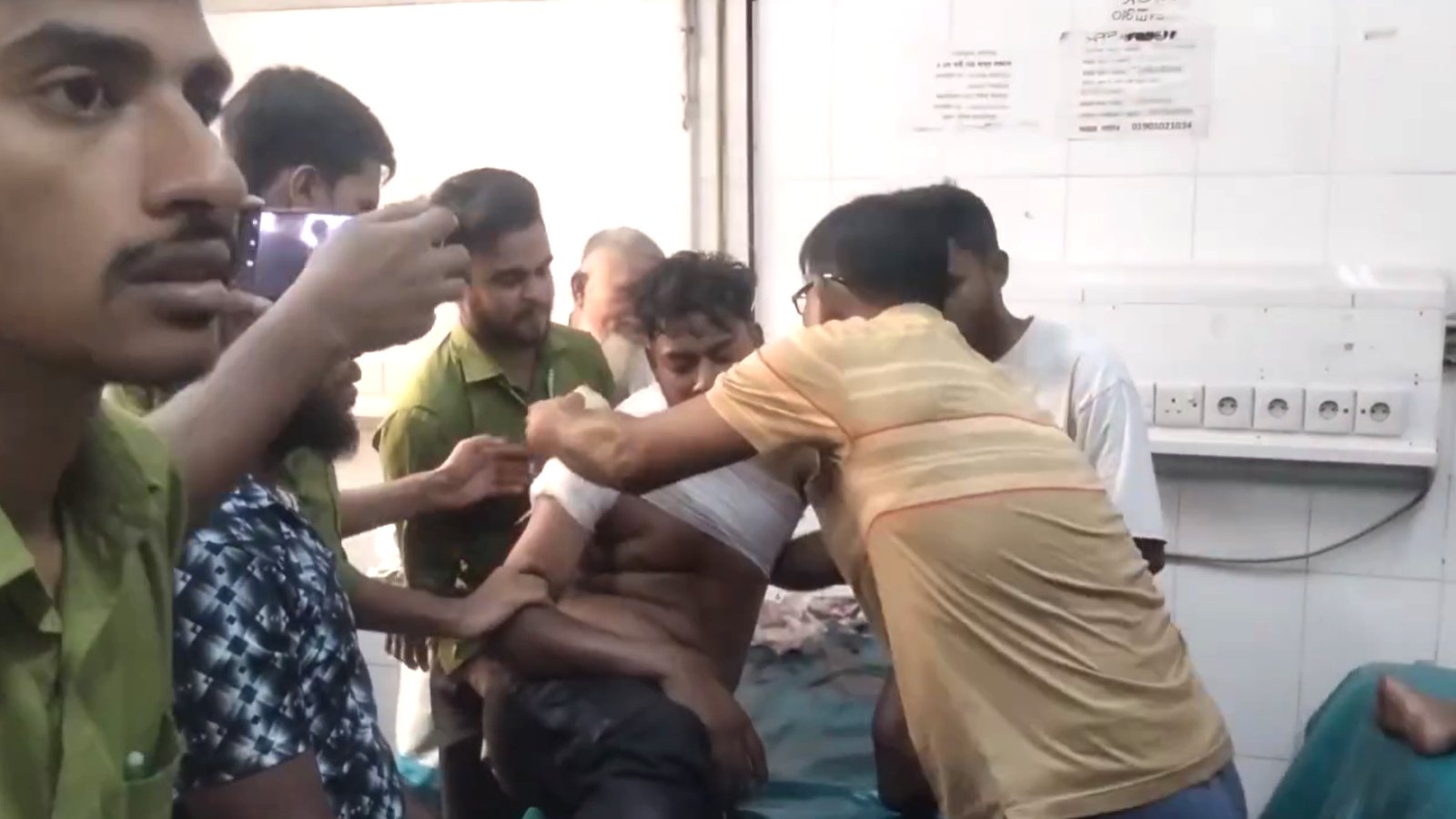 মাদারীপুরে বিএনপির বিজয় মিছিলে হামলা, কুপিয়ে জখম ছাত্রলীগ নেতা ও তার দুই ভাইকে