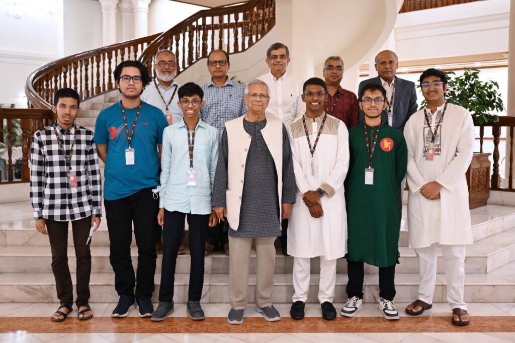 আন্তর্জাতিক অলিম্পিয়াডে পদকজয়ীদের সঙ্গে প্রধান উপদেষ্টার সাক্ষাৎ