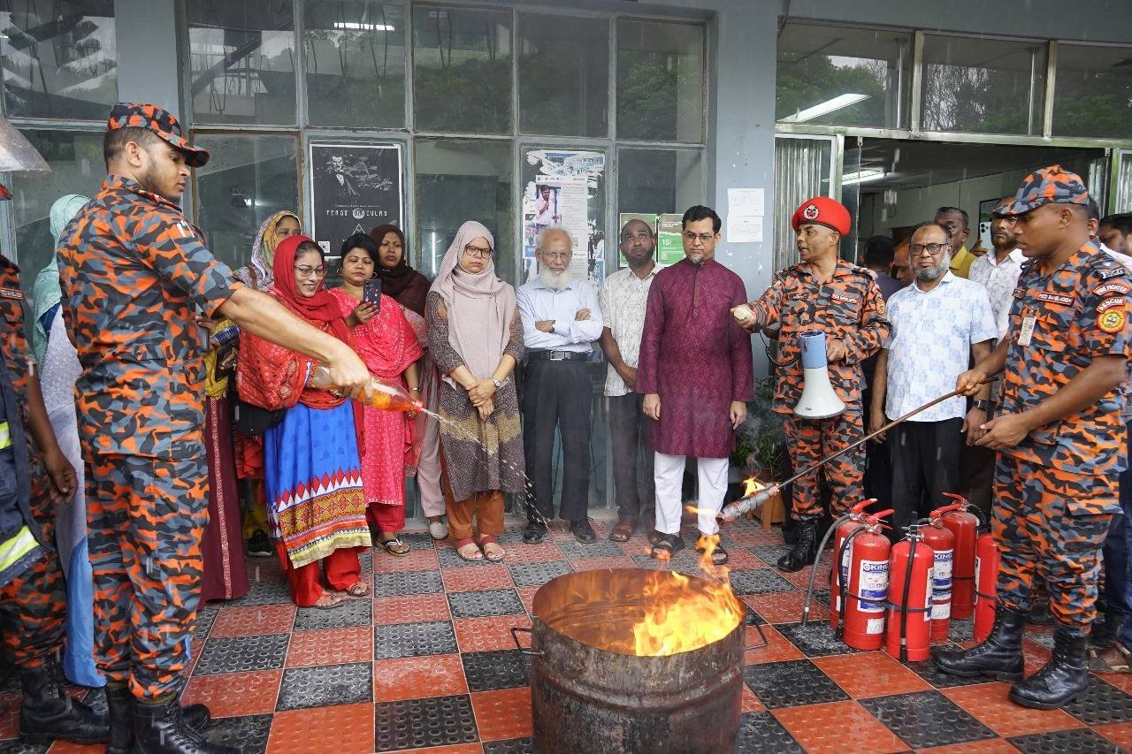 গ্যাস সিলিন্ডার ও বৈদ্যুতিক আগুন নিয়ন্ত্রণে হাতেকলমে প্রশিক্ষণ বাকৃবিতে