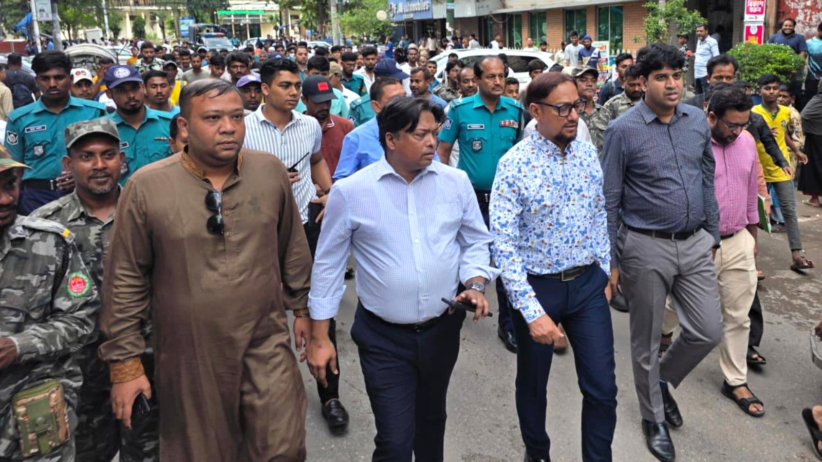 আগ্রাবাদে সন্ধ্যা ৬টার আগে হকারদের ব্যবসা নিষিদ্ধ করলেন চসিক মেয়র
