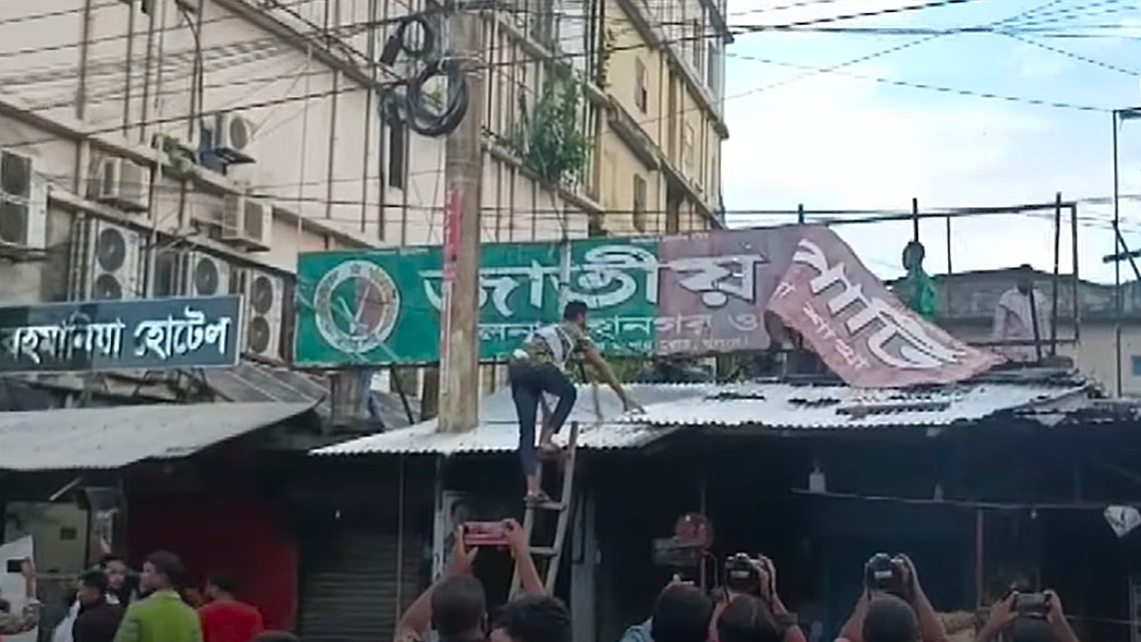 নুরের ওপর হামলার প্রতিবাদে খুলনায় জাতীয় পার্টির কার্যালয় ভাঙচুর
