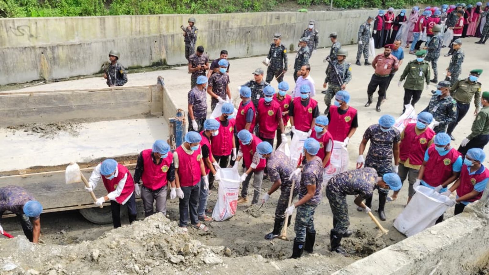 বান্দরবান বাস টার্মিনালে আনসার ও ভিডিপির পরিচ্ছন্নতা অভিযান
