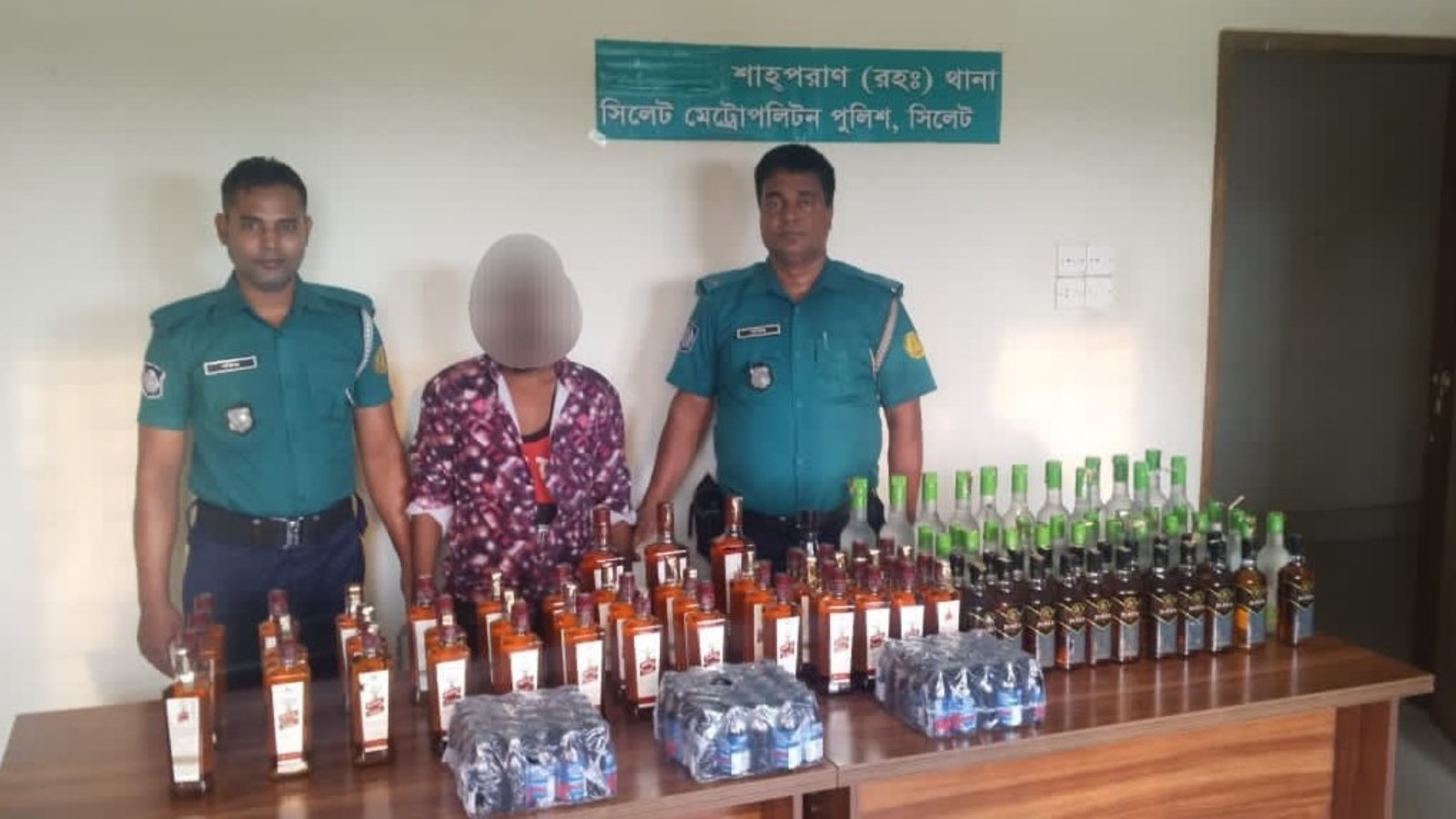 ৭৬ বোতল ভারতীয় ফেনসিডিল ও ১০৪ বোতল বিদেশি মদসহ একজন গ্রেফতার
