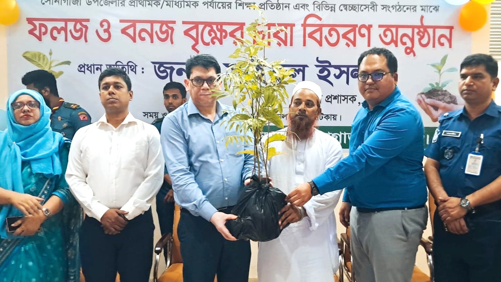 সোনাগাজীতে ফলজ ও বনজ ১৫ হাজার গাছের চারা বিতরণ