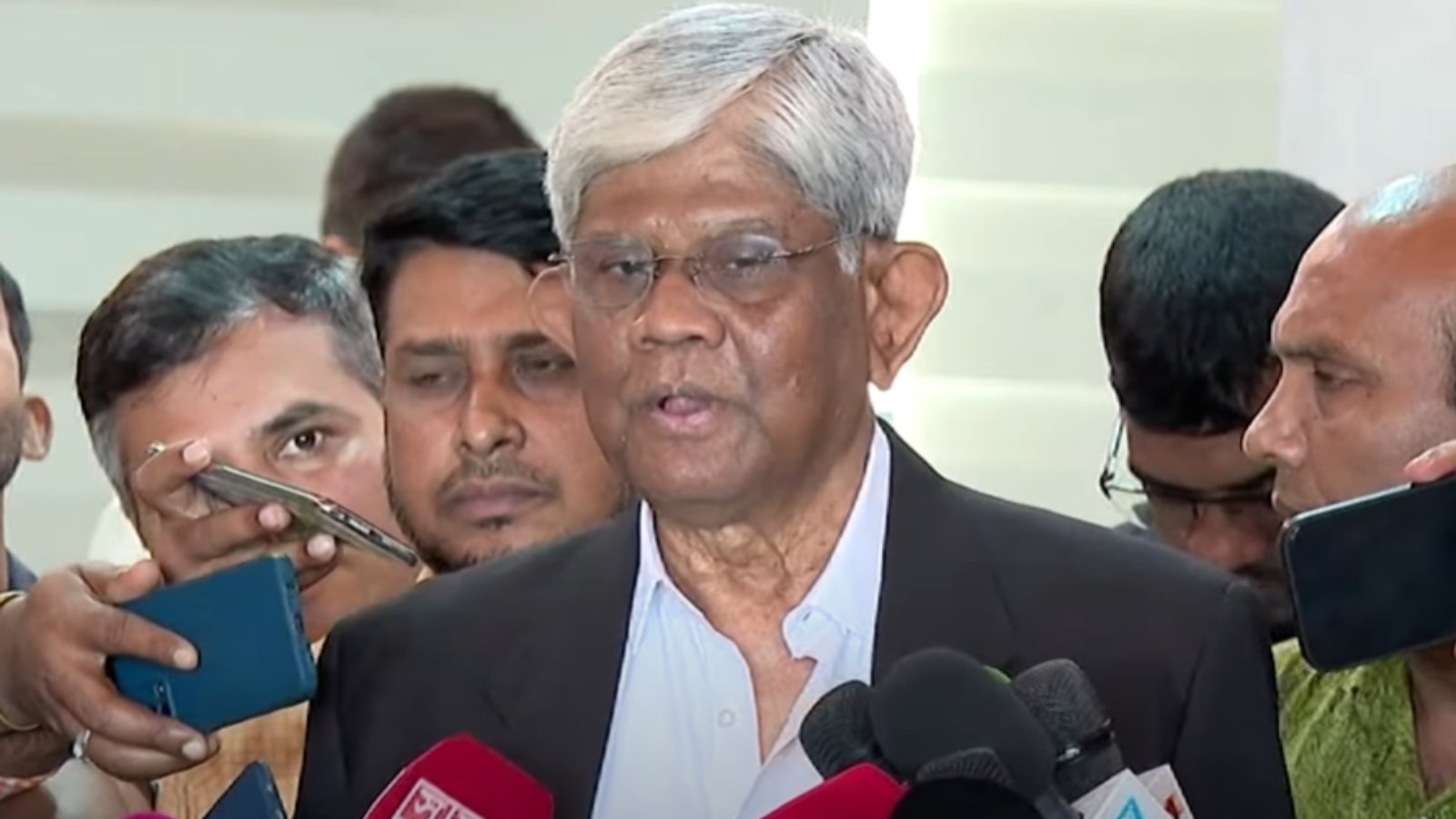 ইউএনডিপির মাধ্যমে পুলিশের জন্য ৪০ হাজার বডি ক্যামেরা কেনা হচ্ছে: অর্থ উপদেষ্টা