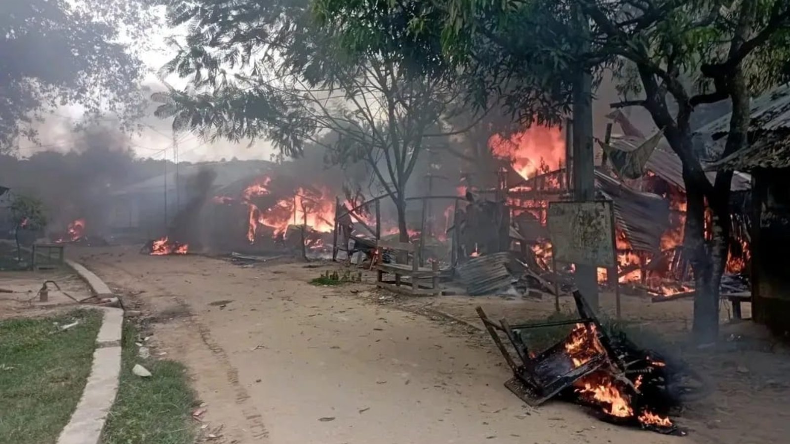খাগড়াছড়ির গুইমারায় অবরোধ চলাকালে রামেসু বাজারে আগুন, পুড়ল ২০টি দোকান ও বসতবাড়ি