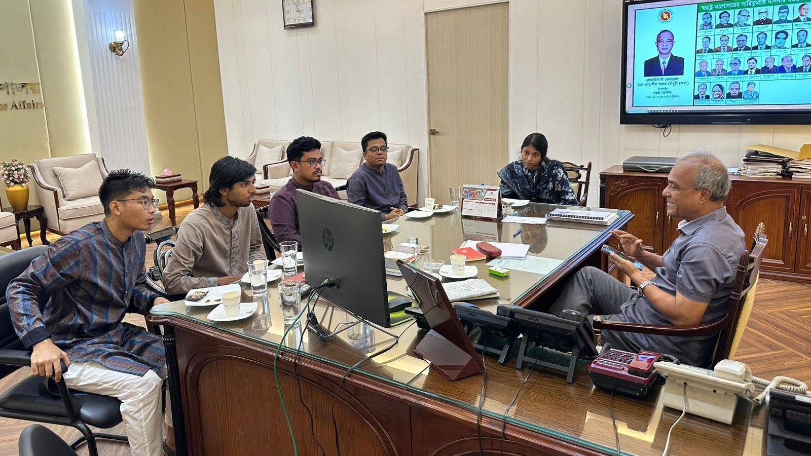 পূজার নিরাপত্তা দাবিতে স্বরাষ্ট্র উপদেষ্টার সঙ্গে ডাকসু নেতৃবৃন্দের সাক্ষাৎ