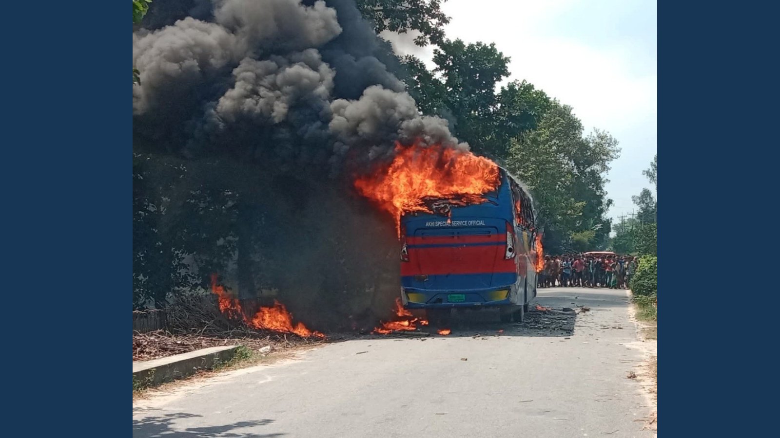 কাজিপুরের শ্যামপুর বাজারে বাসচাপায় যুবকের মৃত্যু, বাসে আগুন বিক্ষুব্ধ জনতার