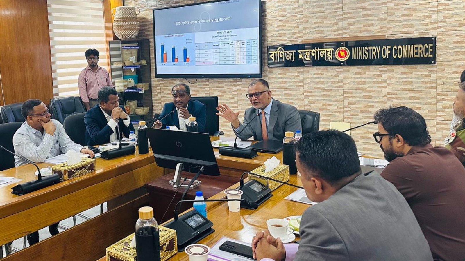 টিসিবির পণ্য তালিকায় যুক্ত হচ্ছে চা, লবণ, সাবানসহ পাঁচ নতুন পণ্য : বাণিজ্য উপদেষ্টা